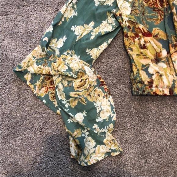 Bell sleeve floral crop top - Picture 4 of 8